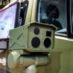 TAROSS vor dem Multi-Utility Vehicle (MUV) auf der DSEI 2025 in London. Foto: HENSOLDT AG.
