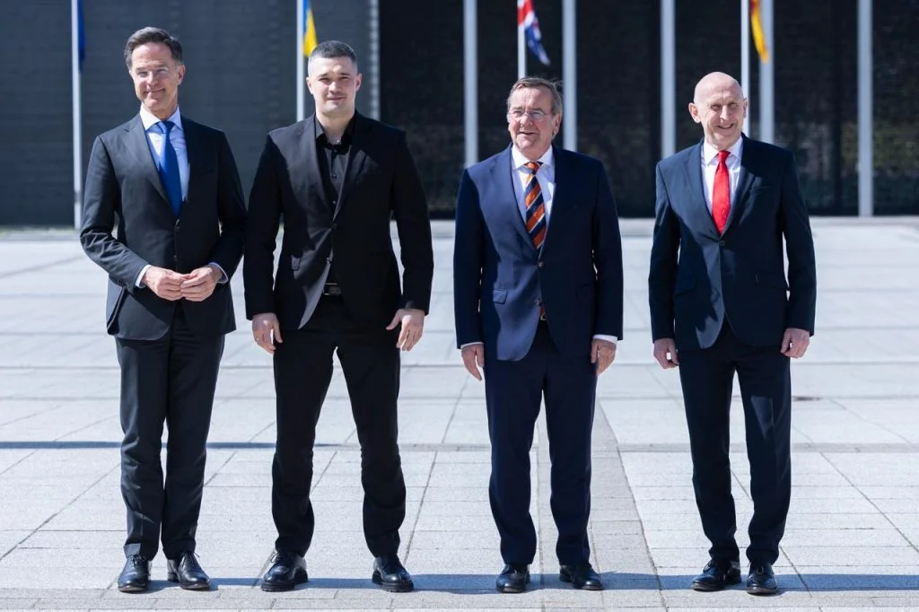 120.000 Drohnen: Nahmen am 34. Treffen der fast 50 Staaten umfassenden Ukraine Defence Contact Group in Berlin teil (v.l.n.r.): NATO-Generalsekretär Mark Rutte, der ukrainische Verteidigungsminister Mykhailo Fedorov, der gastgebende deutsche Verteidigungsminister Boris Pistorius und der britische Verteidigungsminister John Healey.