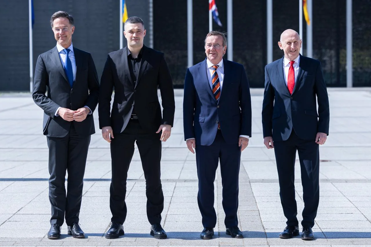120.000 Drohnen: Nahmen am 34. Treffen der fast 50 Staaten umfassenden Ukraine Defence Contact Group in Berlin teil (v.l.n.r.): NATO-Generalsekretär Mark Rutte, der ukrainische Verteidigungsminister Mykhailo Fedorov, der gastgebende deutsche Verteidigungsminister Boris Pistorius und der britische Verteidigungsminister John Healey.