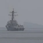 Eines der beiden US-amerikanischen Schiffe, die zuerst durch die Straße von Hormus fuhren, um eine Fahrrinee für die sichere Durchfahrt zu schaffen – USS Frank E. Peterson (DDG 121) and USS Michael Murphy (DDG 112).