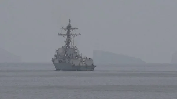 Eines der beiden US-amerikanischen Schiffe, die zuerst durch die Straße von Hormus fuhren, um eine Fahrrinee für die sichere Durchfahrt zu schaffen – USS Frank E. Peterson (DDG 121) and USS Michael Murphy (DDG 112).