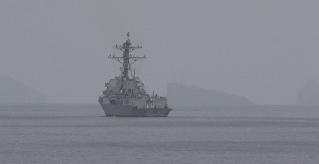 Eines der beiden US-amerikanischen Schiffe, die zuerst durch die Straße von Hormus fuhren, um eine Fahrrinee für die sichere Durchfahrt zu schaffen – USS Frank E. Peterson (DDG 121) and USS Michael Murphy (DDG 112).