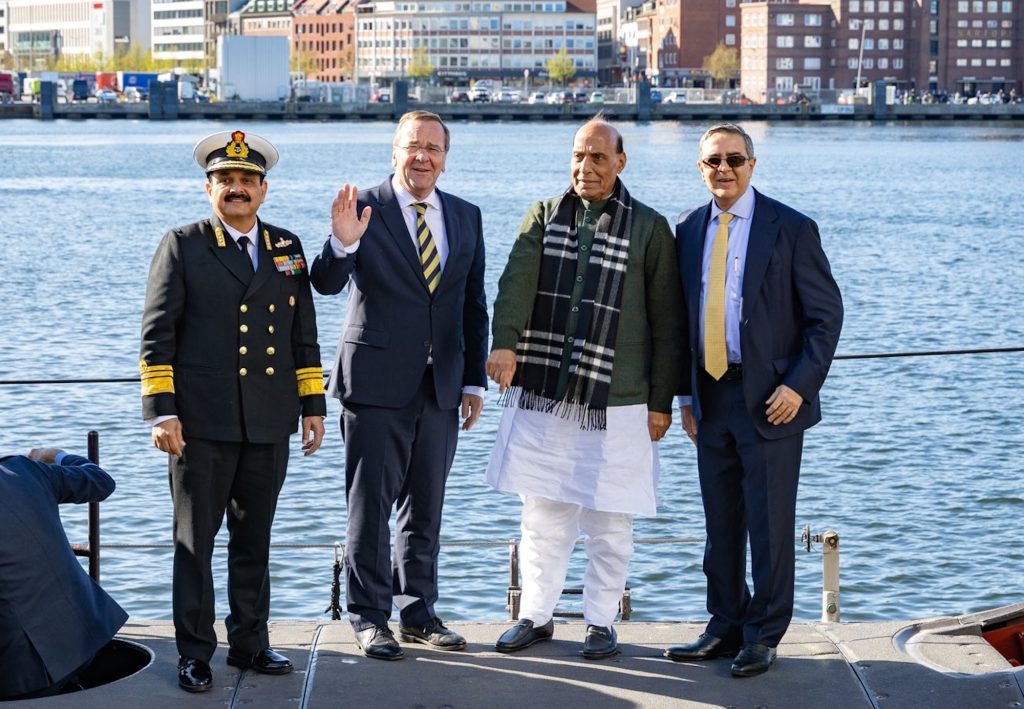 Boris Pistorius und sein indischer Amtskollege Rajnath Singh (2. u. 3. v. l.) auf der U34 in Kiel.