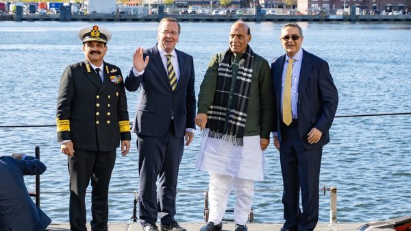 Boris Pistorius und sein indischer Amtskollege Rajnath Singh (2. u. 3. v. l.) auf der U34 in Kiel.