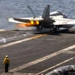 US-Schläge: Kampfflugzeuge der US-Marine starten vom Flugzeugträger USS Abraham Lincoln (CVN 72) im Arabischen Meer.