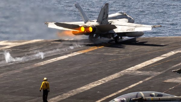 US-Schläge: Kampfflugzeuge der US-Marine starten vom Flugzeugträger USS Abraham Lincoln (CVN 72) im Arabischen Meer.