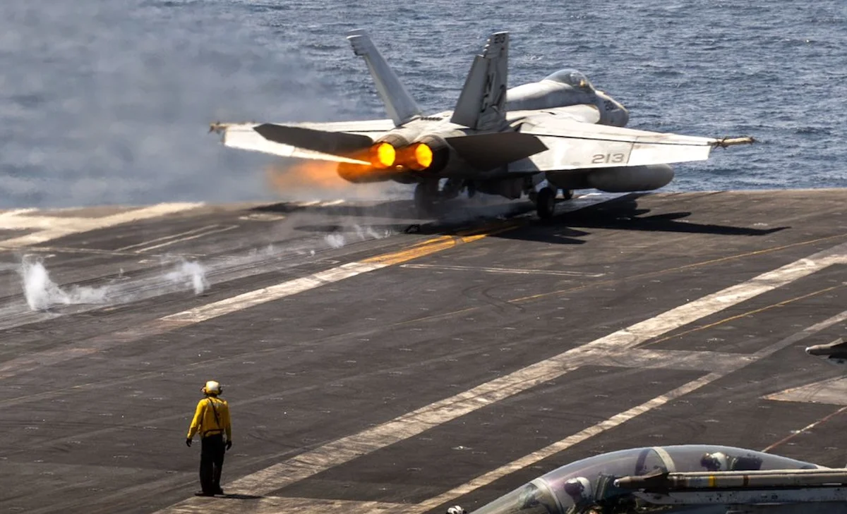 US-Schläge: Kampfflugzeuge der US-Marine starten vom Flugzeugträger USS Abraham Lincoln (CVN 72) im Arabischen Meer.