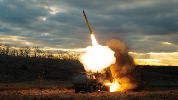 US-Artillerie HIMARS im Einsatz in der Ukraine. Das ukrainische Verteidigungsministerium lobt: „Das Eingeben der Zielkoordinaten und der Start von bis zu sechs Missiles braucht weniger als eine Minute.“