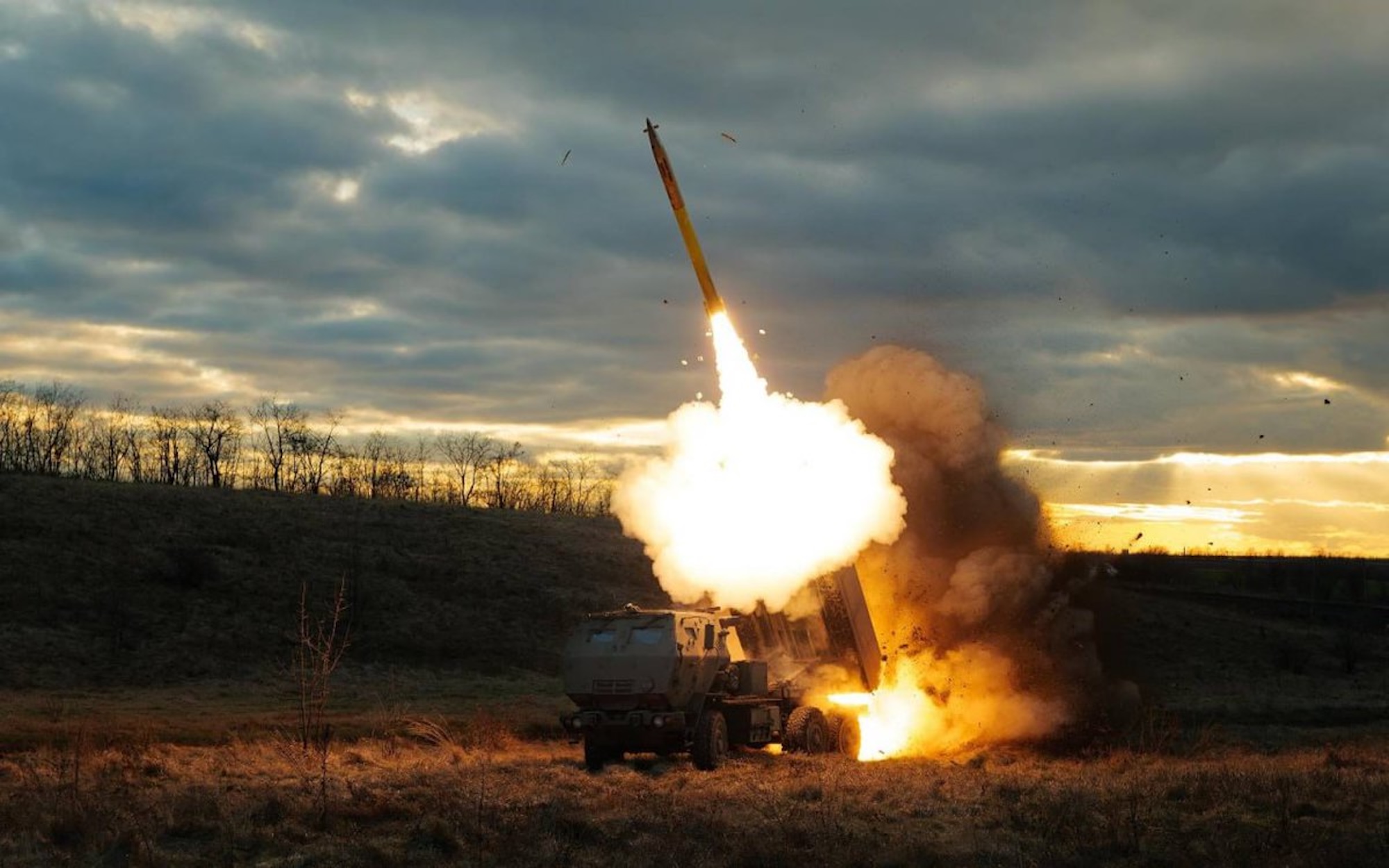 US-Artillerie HIMARS im Einsatz in der Ukraine. Das ukrainische Verteidigungsministerium lobt: „Das Eingeben der Zielkoordinaten und der Start von bis zu sechs Missiles braucht weniger als eine Minute.“