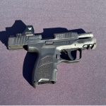 Die neue HK CC9 beim Test auf der Schießbahn, inklusive Rotpunktvisier.