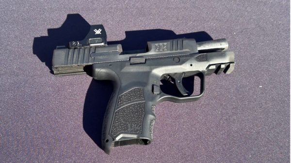 Die neue HK CC9 beim Test auf der Schießbahn, inklusive Rotpunktvisier.