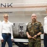 Dr. Emmerich Schiller (COO der RENK Group AG), Anja Mänz-Siebje (CFO der RENK Group AG), Brigadegeneral Stefan Wind (Abteilungsleiter Kampf im BAAINBw) und Dr. Alexander Sagel (CEO der RENK Group AG) begleiten symbolisch den Start der Fertigung des 4.000sten HSWL 354 am RENK-Standort Augsburg. (von links nach rechts)