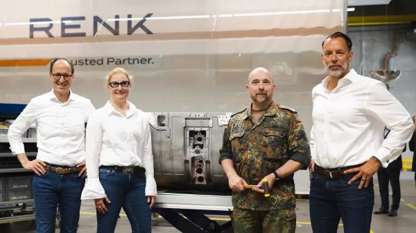 Dr. Emmerich Schiller (COO der RENK Group AG), Anja Mänz-Siebje (CFO der RENK Group AG), Brigadegeneral Stefan Wind (Abteilungsleiter Kampf im BAAINBw) und Dr. Alexander Sagel (CEO der RENK Group AG) begleiten symbolisch den Start der Fertigung des 4.000sten HSWL 354 am RENK-Standort Augsburg. (von links nach rechts)