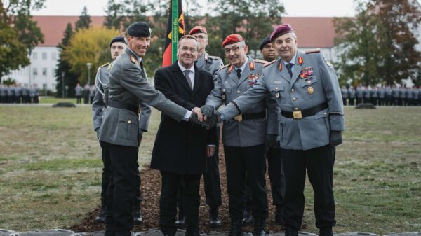 Handschlag nach der Kommandoübergabe über das Deutsche Heer: (v.l.) der neue Inspekteur, Generalleutnant Freuding, Minister Pistorius, der Generalinspekteur der Bundeswehr, General Breuer, und der scheidende Inspekteur, Generalleutnant Mais.