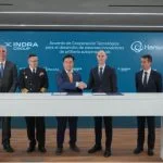 Frank Torres, CPO der Indra Group und Geschäftsführer von Indra Land Vehicles, und Maro Kim, Leiter des Bereichs Indirekte Feuerunterstützung bei Hanwha Aerospace, unterzeichneten die Vereinbarung am Hauptsitz der Indra Group.