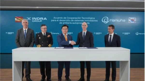 Frank Torres, CPO der Indra Group und Geschäftsführer von Indra Land Vehicles, und Maro Kim, Leiter des Bereichs Indirekte Feuerunterstützung bei Hanwha Aerospace, unterzeichneten die Vereinbarung am Hauptsitz der Indra Group.