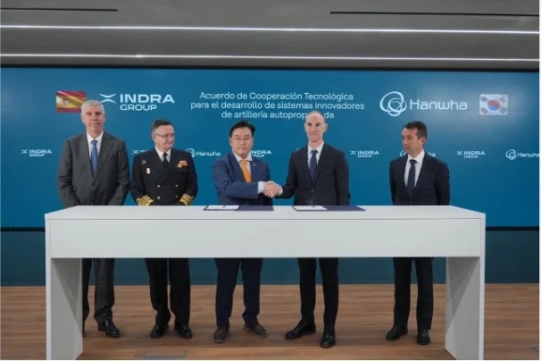 Frank Torres, CPO der Indra Group und Geschäftsführer von Indra Land Vehicles, und Maro Kim, Leiter des Bereichs Indirekte Feuerunterstützung bei Hanwha Aerospace, unterzeichneten die Vereinbarung am Hauptsitz der Indra Group.