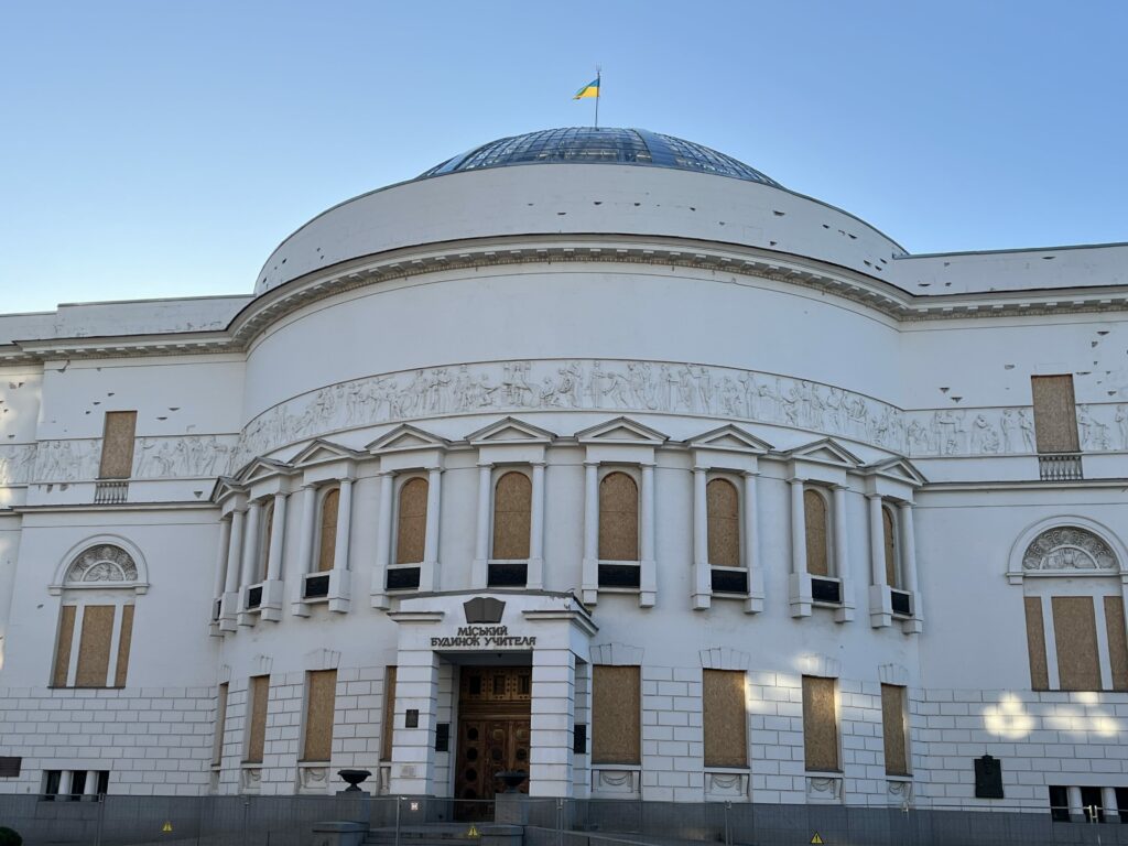 Das Haus des Lehrers in Kiew, in dem 1919 die Ukraine ihre Unabhängigkeit ausrief, musste nach einem russischen Angriff umfassend renoviert werden. Die Fenster sind weiterhin mit Holz verschlossen.