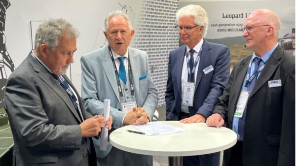 KNDS Deutschland und EODH: Heinz Oestervoss (KNDS), Andreas Mitsis (EODH), Dr. Axel Scheibel (KNDS) und Rainer Fischer (KNDS, v.l.n.r.)