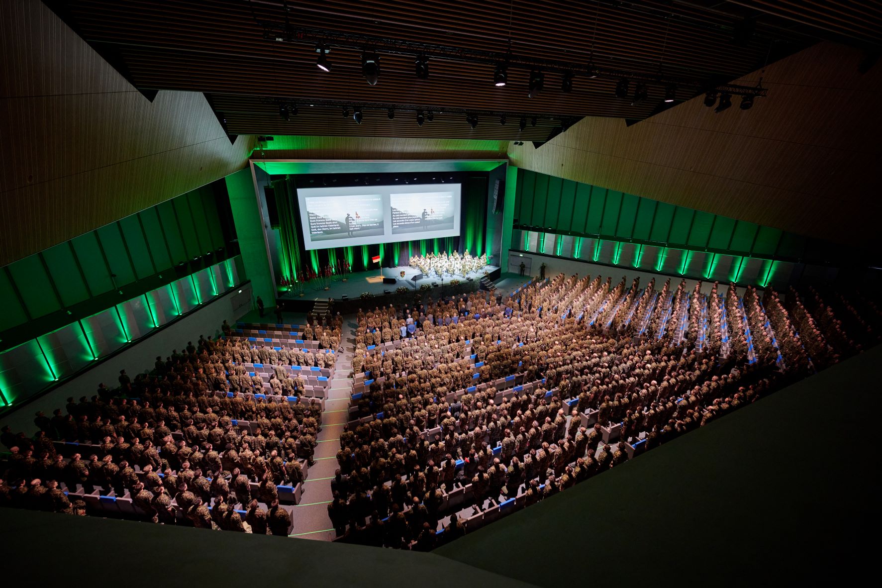 Das Plenum des Heeresrapport 2024 im SwissTech Convention Center in Ecublens bei Lausanne im Zeichen der Neuausrichtung Schweizer Heer.