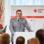 Generalstabsarzt Dr. Johannes Backus bei seiner Rede auf der Bundesversammlung des Deutschen Roten Kreuzes (DRK) in Berlin