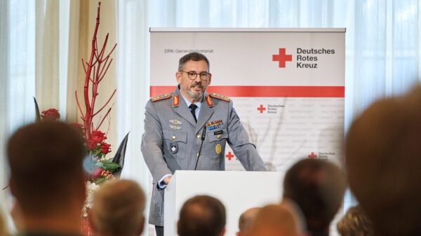 Generalstabsarzt Dr. Johannes Backus bei seiner Rede auf der Bundesversammlung des Deutschen Roten Kreuzes (DRK) in Berlin