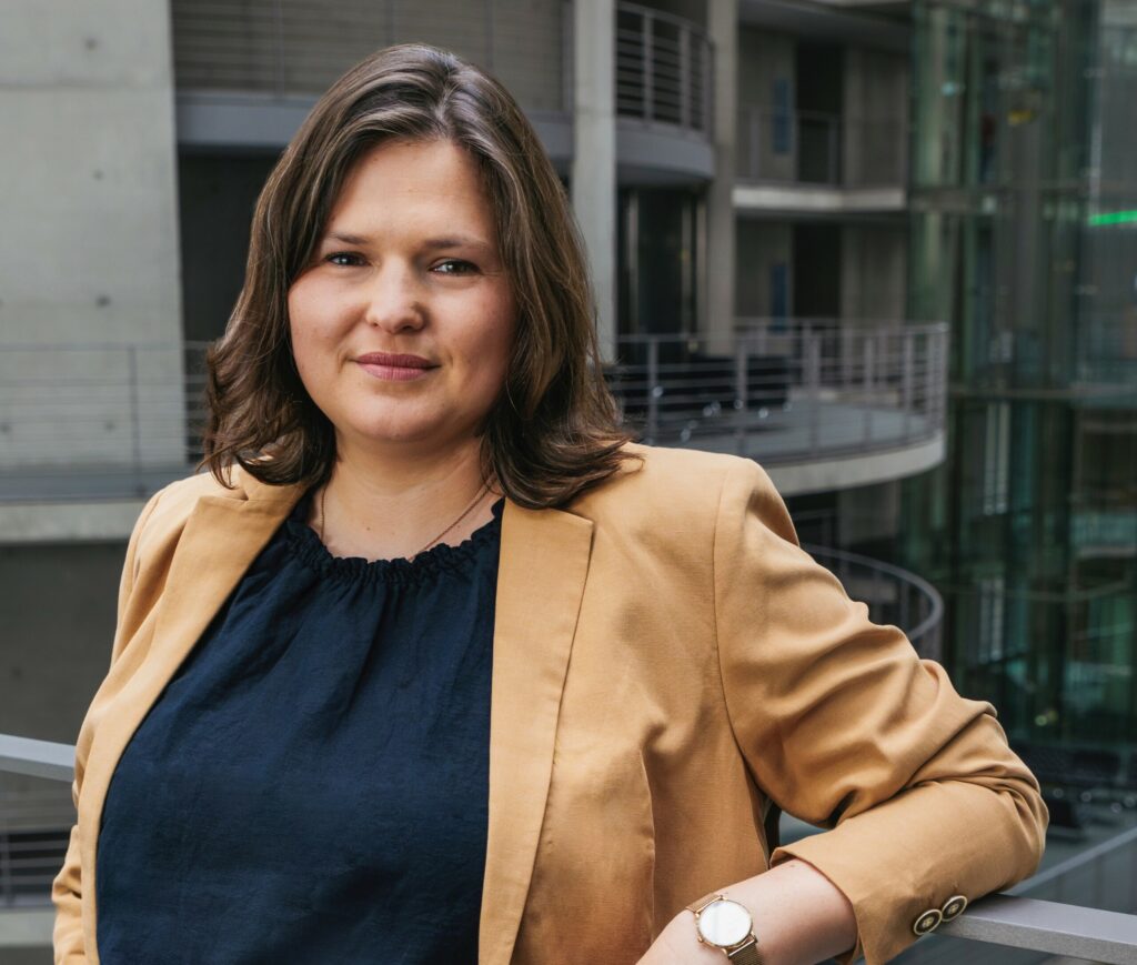 Sara Nanni sitzt für Bündnis 90/Die Grünen als Obfrau im Verteidigungsausschuss.