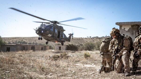 Kommando Hubschrauber: Spezialisierte Kräfte trainieren gemeinsam mit einer Spezialeinheit der zyprischen Nationalgarde den Lufttransport mit dem Transporthubschrauber NH90 auf Zypern. Foto: Bundeswehr / Mario Bähr