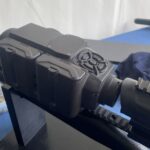 AIM: HuntIR Mk4 ist ein Vorsatzgerät. Die Bedienung erfolgt von oben, mit und ohne Handschuhe