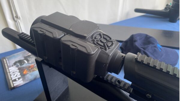 AIM: HuntIR Mk4 ist ein Vorsatzgerät. Die Bedienung erfolgt von oben, mit und ohne Handschuhe