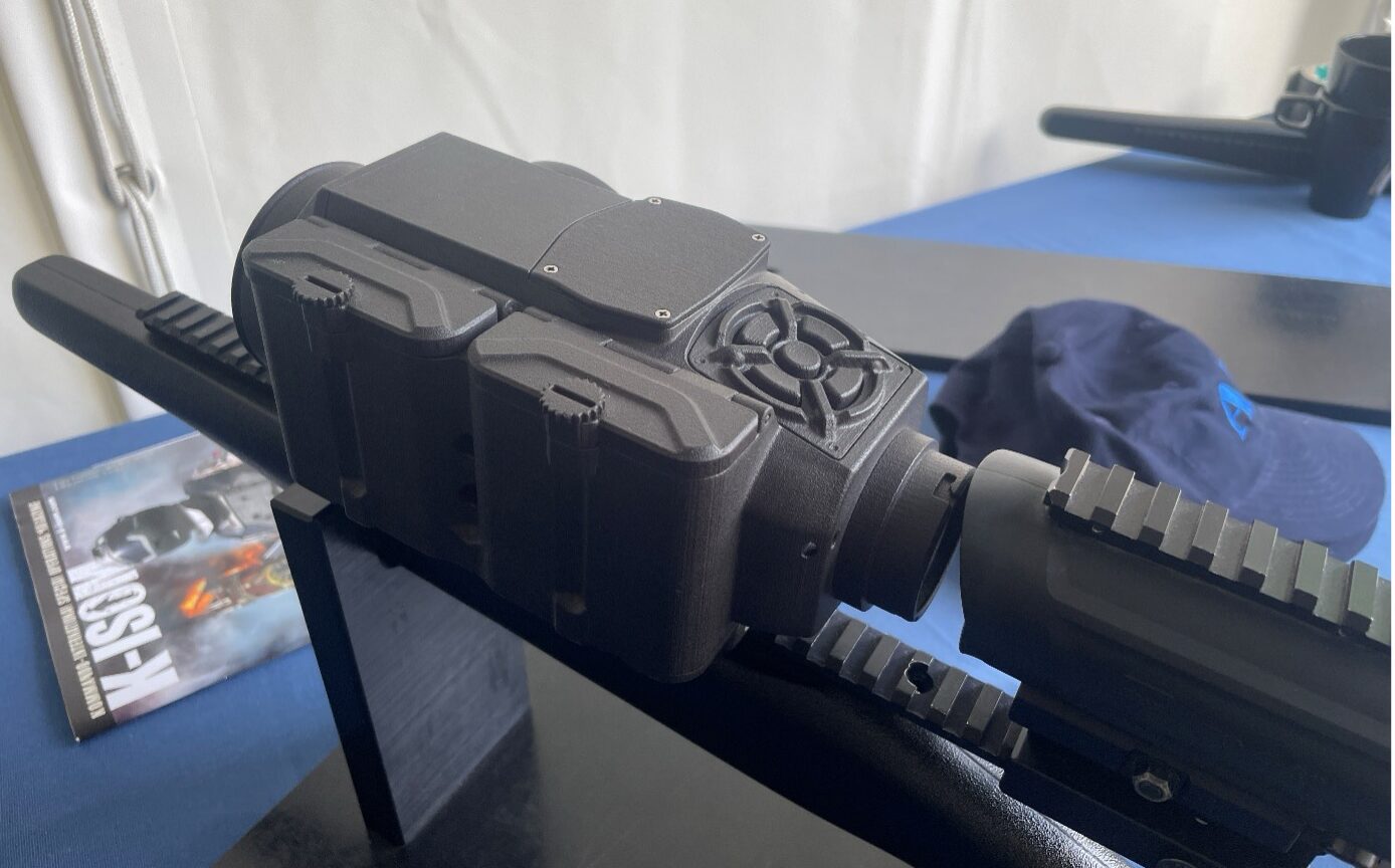 AIM: HuntIR Mk4 ist ein Vorsatzgerät. Die Bedienung erfolgt von oben, mit und ohne Handschuhe
