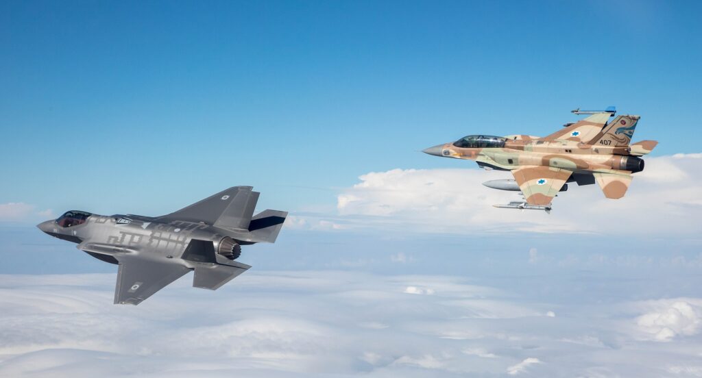 F-35I und F-16I der israelischen Luftwaffe. Die Israeli Air Force griff bereits verschiedene Waffendepots in Syrien an, damit diese Waffen nicht in die Hände von Rebellen fallen.