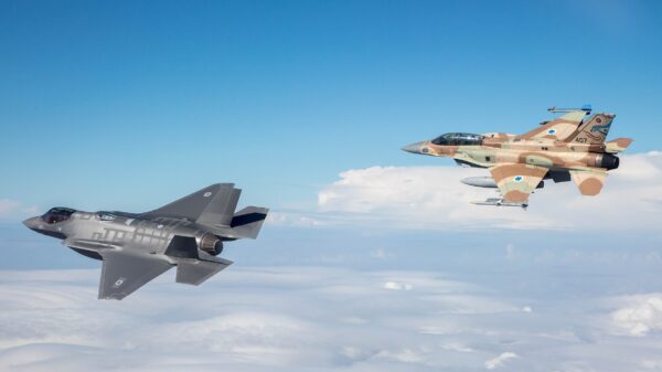 F-35I und F-16I der israelischen Luftwaffe. Die Israeli Air Force griff bereits verschiedene Waffendepots in Syrien an, damit diese Waffen nicht in die Hände von Rebellen fallen.