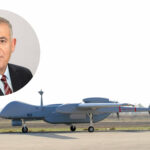 Boaz Levy, Präsident und CEO von Israel Aerospace Industries (IAI) und eine Heron TP.