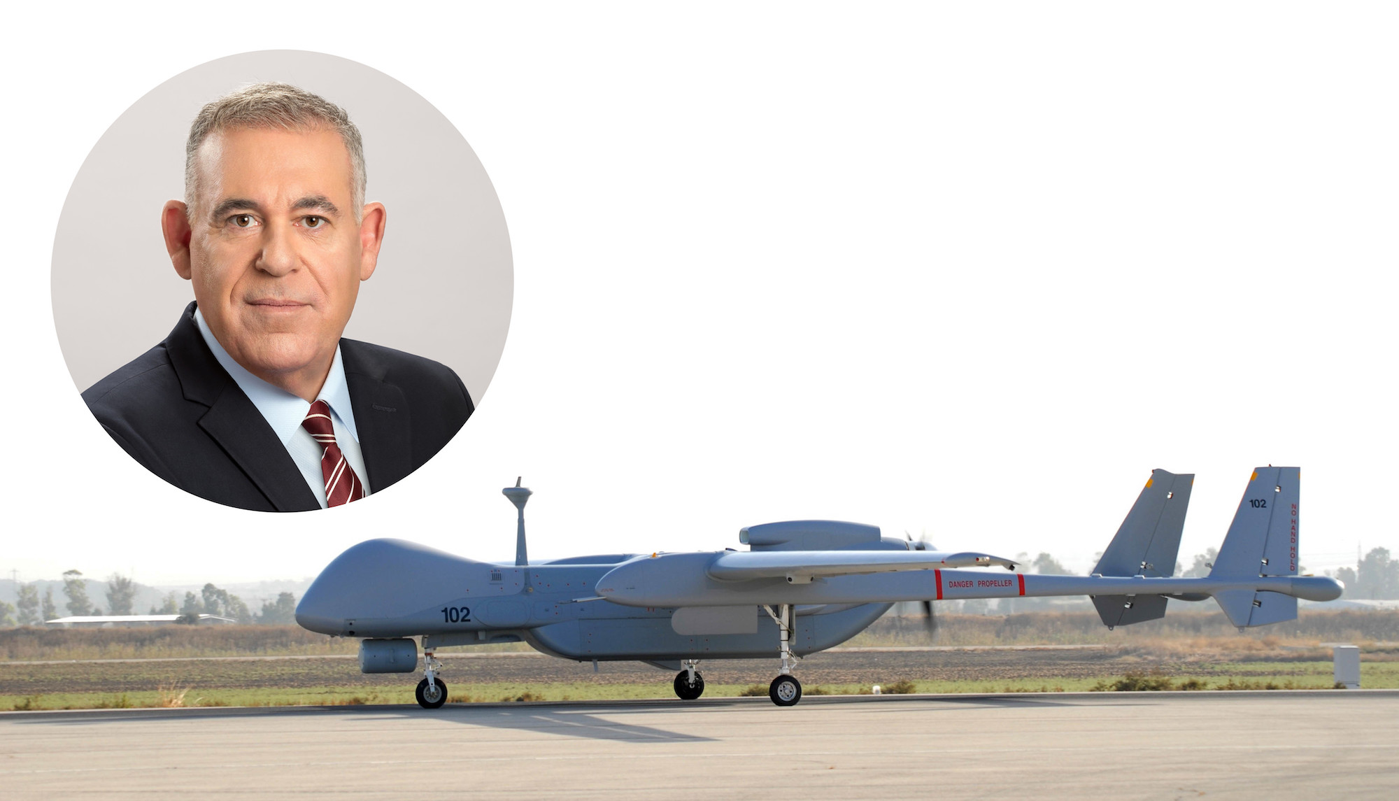 Boaz Levy, Präsident und CEO von Israel Aerospace Industries (IAI) und eine Heron TP.