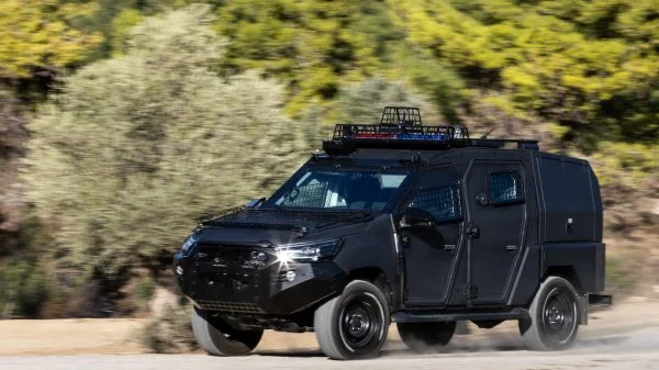 Der auf einer bewährten Automobilplattform basierende IBEX verbindet umfassenden ballistischen Schutz (bis zu STANAG-Stufe 2) mit hoher Mobilität und modularer Anpassungsfähigkeit.