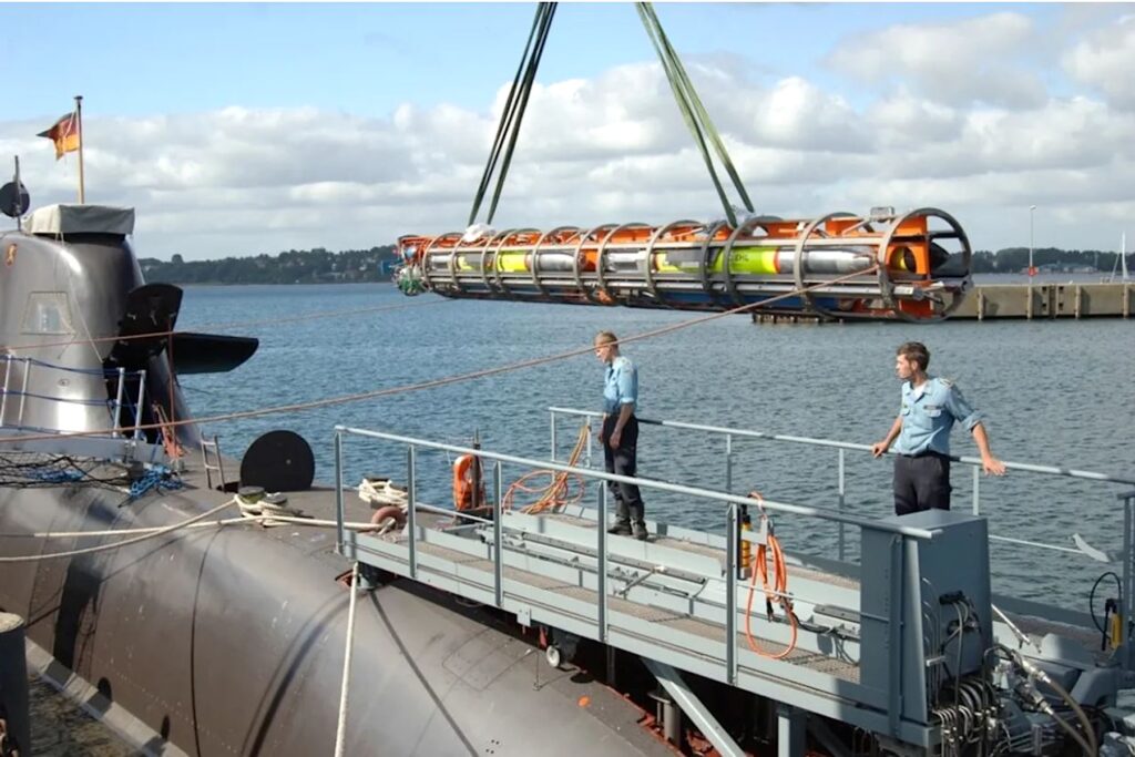 Beladen der U33 der Deutschen Marine für Tests. Gut zu erkennen sind das IDAS-Ausstoßgerät sowie die Lagerung der vier Effektoren je Container neben- bzw. hintereinander.