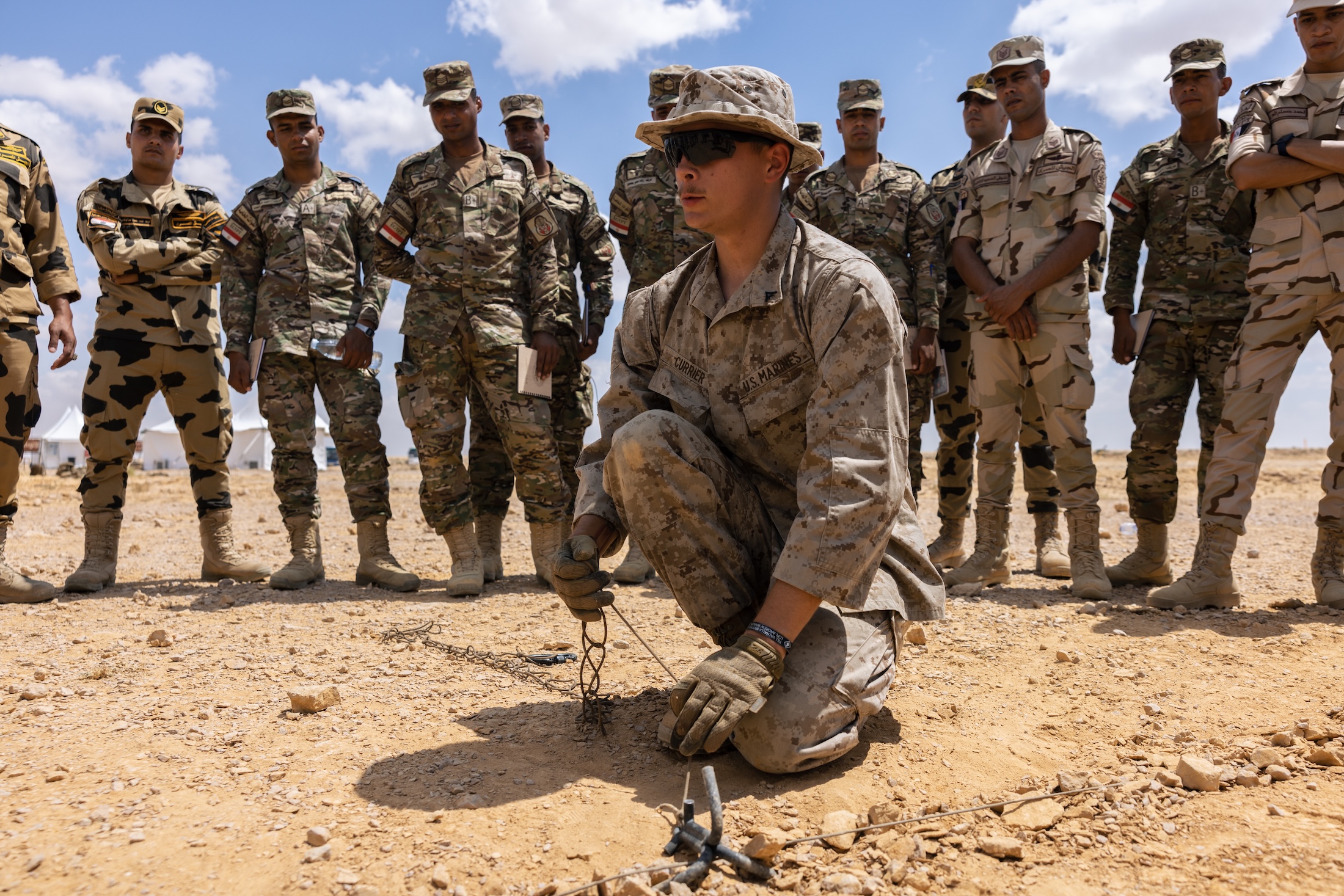 Die Nutzung von IED durch terroristische Gruppen ist ein weltweites Problem und nicht auf Gaza beschränkt. Hier trainieren Soldaten des U.S. Marine Corps ägyptische Militärangehörige, wie man mit einem einfachen Haken improvisierte Sprengsätze aufspürt.