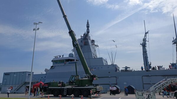 Der erste ausgelieferte Schwerlastkran am Marinestützpunkt Wilhelmshaven.