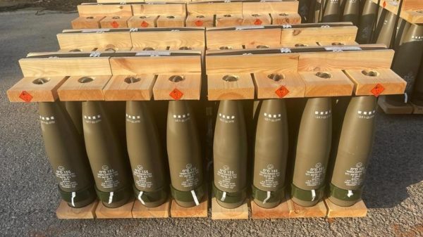 Munitionsknappheit: Israel bestellt 155-mm-Munition für 48 Mio. USD bei Elbit Systems.