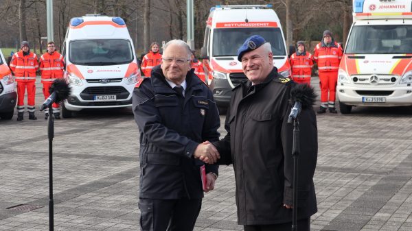 Johanniter stellen 100 Krankentransportfahrzeuge für den V-Fall. Bundesvorstand der Johanniter-Unfall-Hilfe, Oliver Meermann (l.) und Generaloberstabsarzt Dr. Ralf Hoffmann, Befehlshaber des Zentralen Sanitätsdienstes der Bundeswehr.