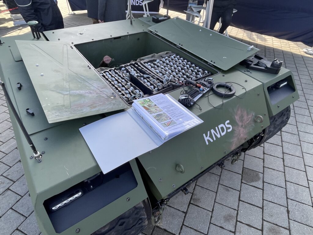 Mit dem Heavy Portable Mine Breaching System (H-PEMBS) präsentiert KNDS Deutschland ein unbemanntes System zur effektiven Minenräumung.