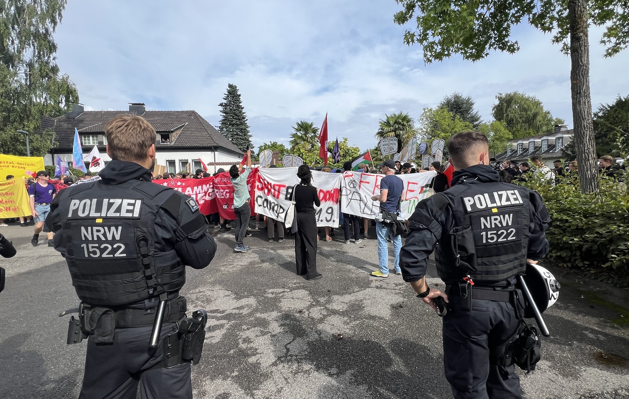 Die Polizei war mit zahlreichen Kräften vor Ort – es blieb beim Protest aber ruhig.