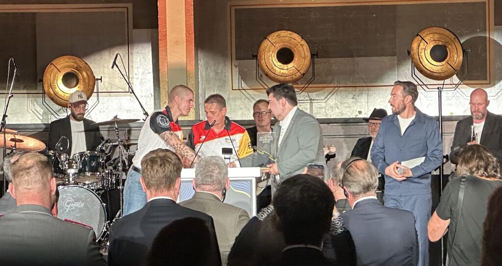 Emotional wurde es, als Cedric Witczak (l.) von Niklas Wagener MdB (r.) den Invictus Germany Award Family & Friends für die Unterstützung seines Vaters, Oberstaatsfeldwebel a. D. Armin Witczaks, erhielt.