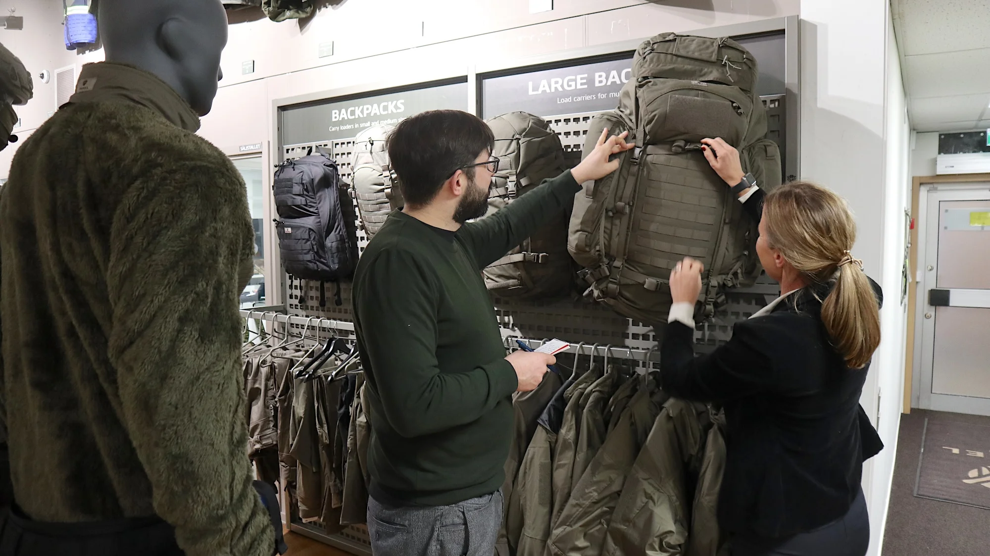 Snigel-Geschäftsführerin Malin Hlawatsch führt durch die aktuelle Kollektion.