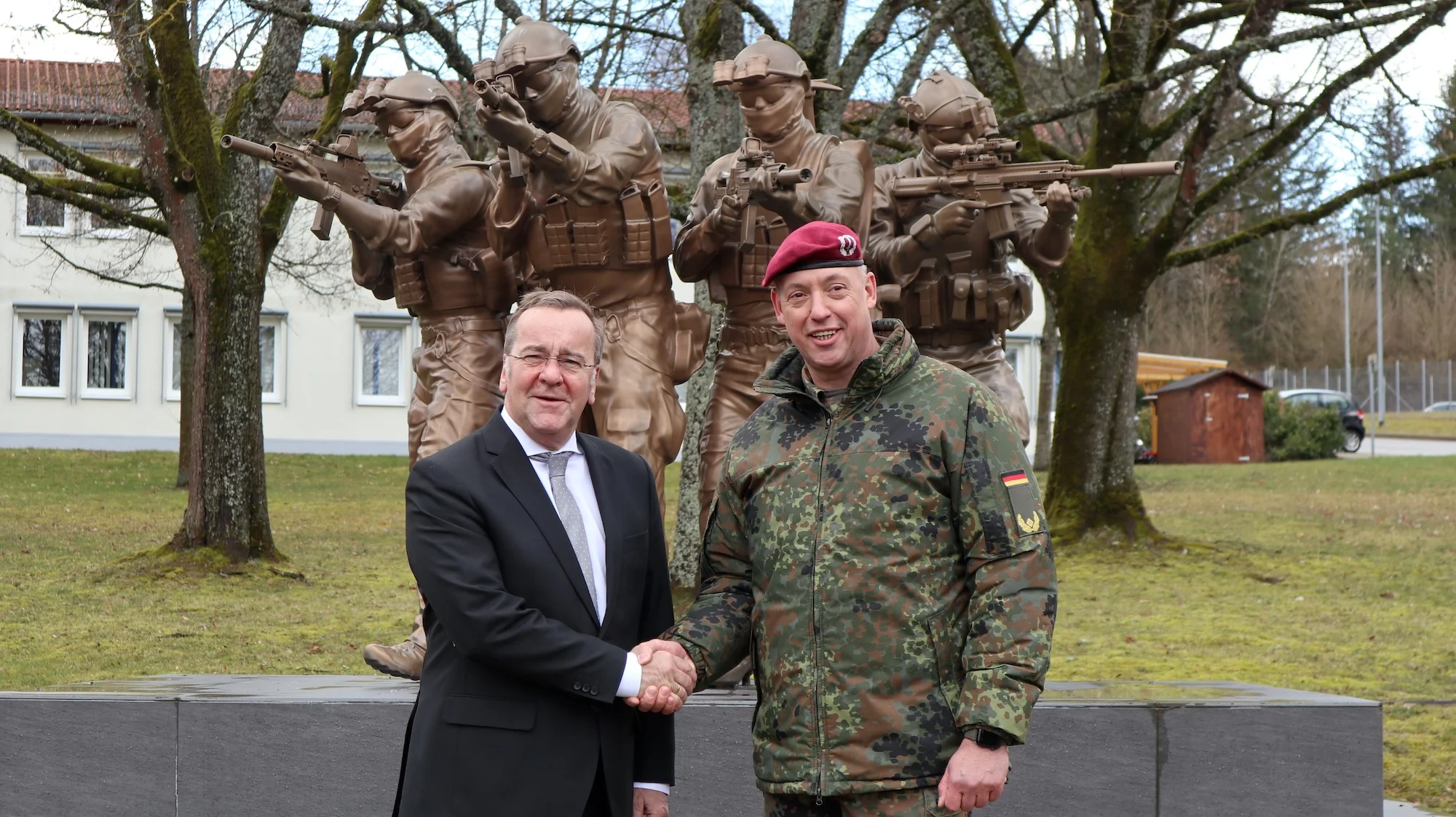Bundesminister der Verteidigung Boris Pistorius (l.) mit dem Kommandeur des KSK, Brigadegeneral Andreas Kühne, vor einer Statue, die das "Hauptwaffensystem" des KSKs zeigt: den Kommandotrupp.