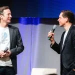 NRW will ein Zentrum für Rüstungsinnovation werden – Start des DefenseTech-Inkubator.NRW. Die beiden Gründer und Geschäftsführer von 1stMOVER auf der Bühne in Düsseldorf: Dr. Klemens Gaida (l.) und Peter Hornik.