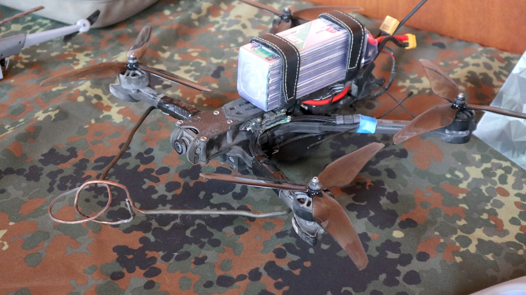 Der Stand der Technik beim KSK – selbstgebastelte Wirkmittel als FPV-Drohne.