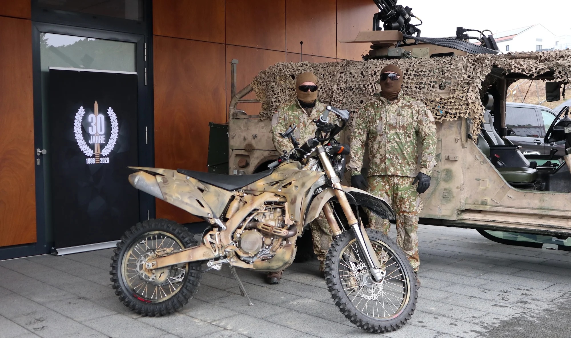 30 Jahre gibt es das KSK, heute zeigten die Soldaten dem Minister Ihr Gerät.