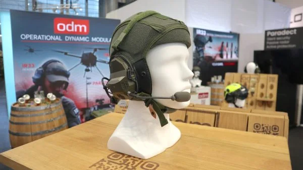 ODM hat sich die Rechte an der Panzerhaube gesichert, an der jetzt das IR33 Headset befestigt wird.